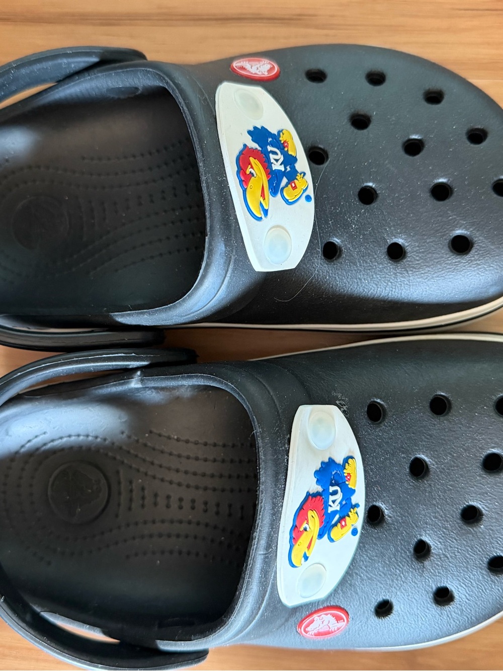 CROCS Black Kids Slide Clogs with KU Jayhawk Charms rare Junior 1 Kansas VGUC